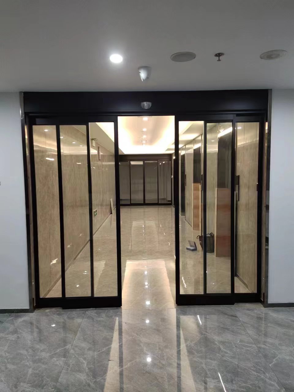 滨湖区玻璃伸缩门